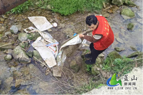 浆洞瑶族乡：志愿者齐上阵，共绘人居环境新风景.jpg