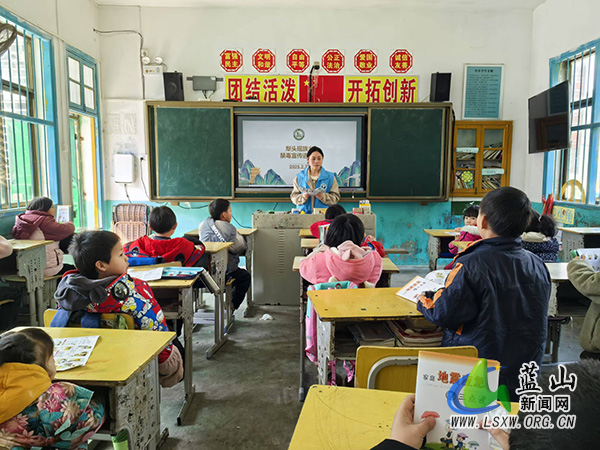 犁头瑶族乡开展“开学第一课”禁毒宣讲活动.jpg