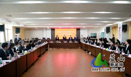 县人大代表分团审议县人大常委会和县“两院”工作报告.jpg