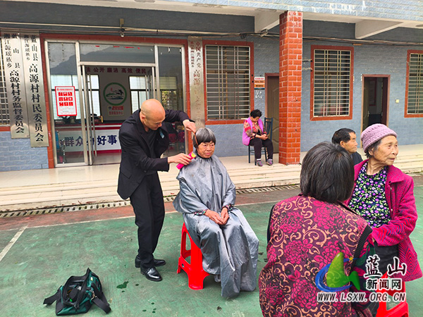 湘江源瑶族乡:爱心义剪暖人心 敬老服务显温情.jpg 湘江源瑶族乡:爱心义剪暖人心 敬老服务显温情.jpg