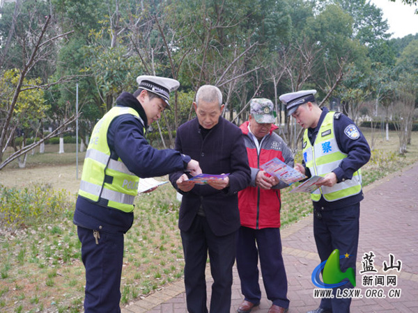 蓝山公安交警持续开展“生命无价 酒后禁驾”宣传活动.jpg 蓝山公安交警持续开展“生命无价 酒后禁驾”宣传活动.jpg