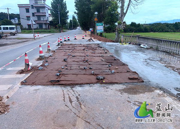 蓝山公路部门：迅速处置隐患 S571线道路抢修有序推进.jpg