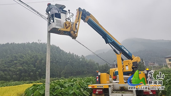 蓝山县城市管理和综合执法局帮扶乡村振兴联点村改善照明亮化设施.jpg 蓝山县城市管理和综合执法局帮扶乡村振兴联点村改善照明亮化设施.jpg
