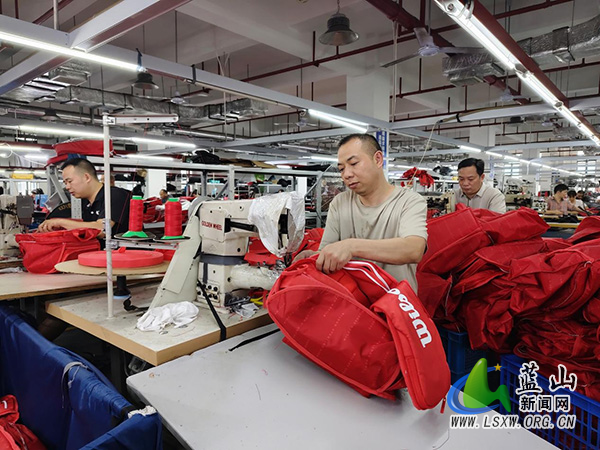 (图片新闻)蓝山工业企业开足马力忙生产 铆足干劲赶订单3.jpg