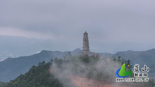 美丽蓝山:云雾锁古塔 仙境润山城.jpg 美丽蓝山:云雾锁古塔 仙境润山城.jpg