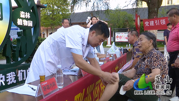 永州市中心医院:义诊下乡惠民生 群众门前享健康.jpg 永州市中心医院:义诊下乡惠民生 群众门前享健康.jpg