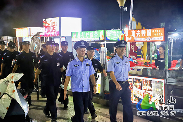 蓝山公安:步履护安宁 点亮“平安灯”1.jpg 蓝山公安:步履护安宁 点亮“平安灯”1.jpg