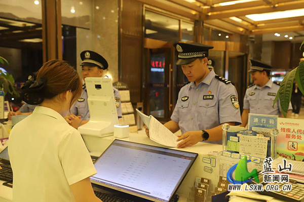 蓝山公安:步履护安宁 点亮“平安灯”2.jpg 蓝山公安:步履护安宁 点亮“平安灯”2.jpg