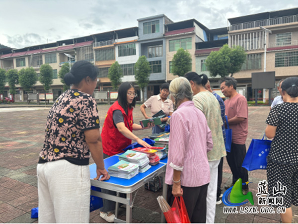 蓝山县司法局组织大学生志愿者走进毛俊村开展法治宣传活动.jpg 蓝山县司法局组织大学生志愿者走进毛俊村开展法治宣传活动.jpg