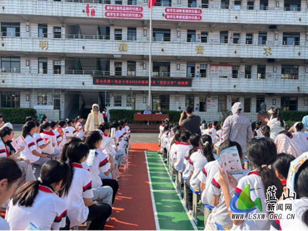 蓝山县司法局组织法治副校长与政法“五老”开展“法治进校园”宣传活动.jpg 蓝山县司法局组织法治副校长与政法“五老”开展“法治进校园”宣传活动.jpg