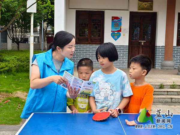 永州蓝山：禁毒宣传进社区 织密居民 “安全防护网”1.jpg