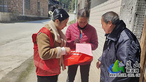 浆洞瑶族乡：敲门入户送平安 反诈禁毒护瑶乡.jpg
