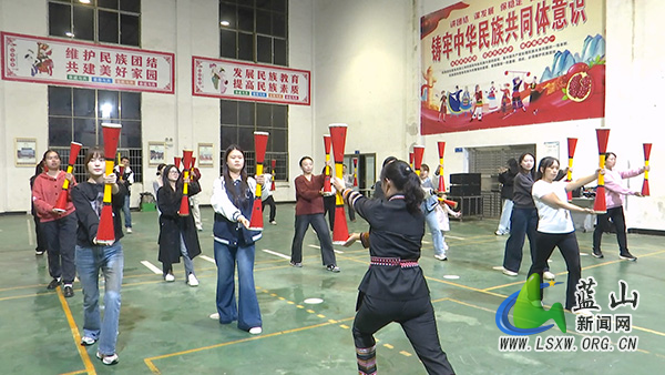 蓝山县:青年夜校解锁“非物质文化遗产新体验” 瑶族长鼓舞“圈粉”年轻一代.jpg 蓝山县:青年夜校解锁“非物质文化遗产新体验” 瑶族长鼓舞“圈粉”年轻一代.jpg