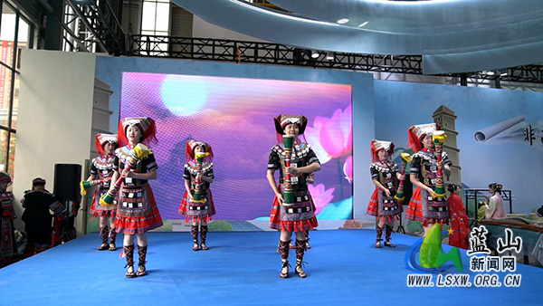 我县“非遗文化市集”火热开启 沉浸式体验瑶风古韵2.jpg 我县“非遗文化市集”火热开启 沉浸式体验瑶风古韵2.jpg