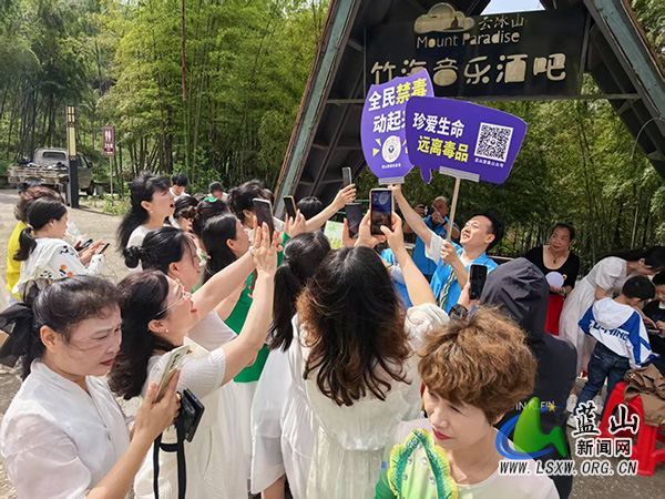 蓝山:假期云冰山,禁毒宣传“不打烊”.jpg 蓝山:假期云冰山,禁毒宣传“不打烊”.jpg