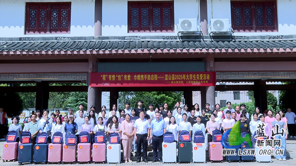 我县爱心箱包赠学子 逐梦路上添助力.jpg