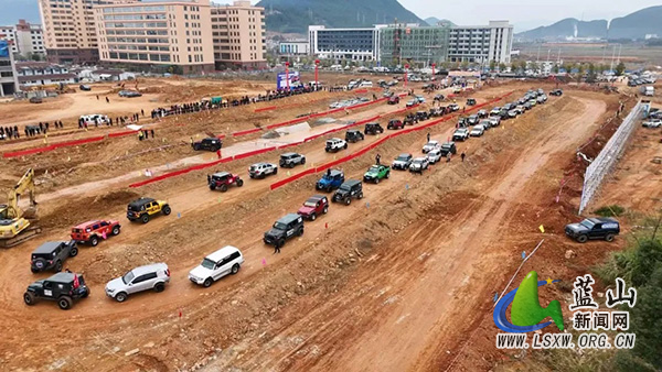 越野汽车公开赛燃情启幕2.jpg 越野汽车公开赛燃情启幕2.jpg