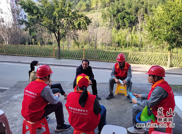 国网蓝山县供电公司：清明防山火 全力保供电.jpg