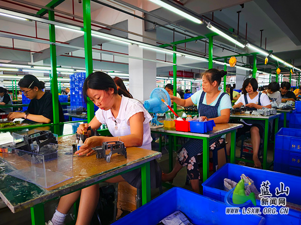 图片新闻：蓝山企业订单旺 生产赶制忙2.jpg