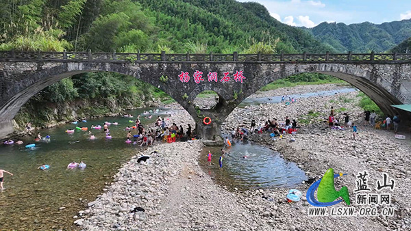 毛俊镇杨家洞村：天然泳池撬动清凉经济 乡村夏日焕发勃勃生机.jpg