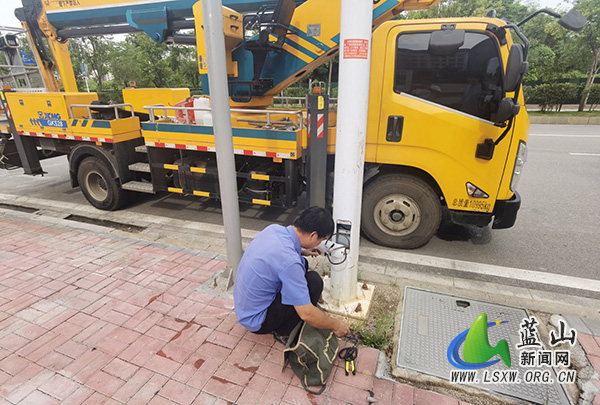 蓝山:加强路灯维修 用心用情守护群众夜间出行“安全路”.jpg 蓝山:加强路灯维修 用心用情守护群众夜间出行“安全路”.jpg