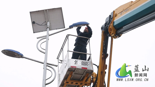 我县路灯维修惠民生 点亮群众“满意灯”.jpg