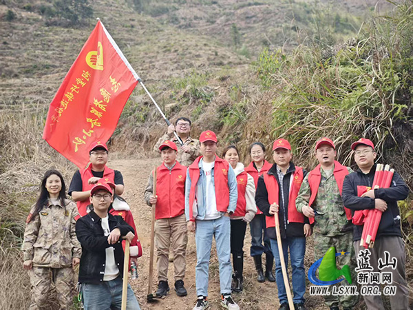 祠堂圩镇武装部组织退役军人开展义务植树活动.jpg