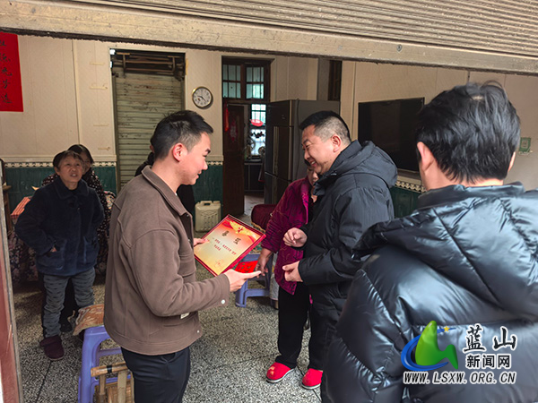 土市镇开展“四有军人”家庭走访慰问活动.jpg