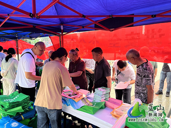 蓝山县林业局开展“人人讲安全 个个会应急”安全生产宣传活动.jpg