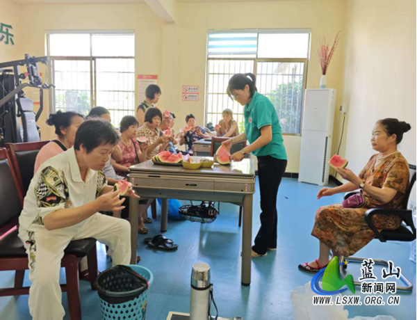 蓝山县举办“夏日清凉,关爱长者”主题西瓜宴活动.jpg 蓝山县举办“夏日清凉,关爱长者”主题西瓜宴活动.jpg