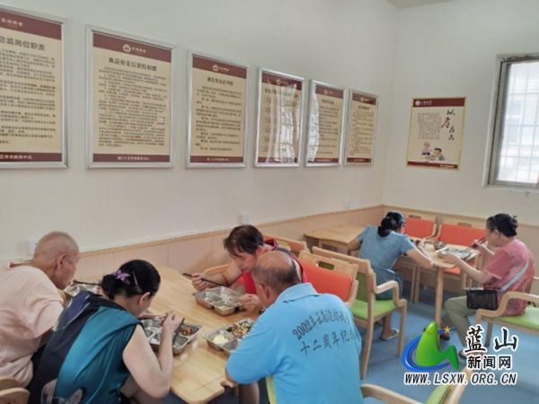 辅仁社区老年助餐点:用心守护“舌尖上的幸福晚年”.jpg 辅仁社区老年助餐点:用心守护“舌尖上的幸福晚年”.jpg