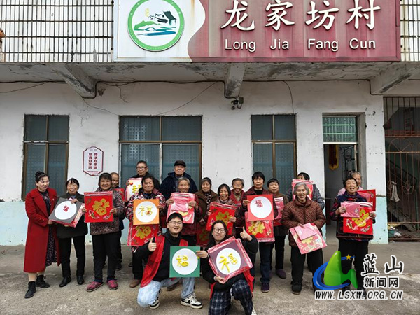 【新春走基层】新圩镇龙家坊村联合镇社工站开展“叠叠乐·粘粘福”新年主题活动.jpg