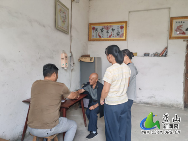 大桥瑶族乡联合民政局入户走访失能老人.jpg 大桥瑶族乡联合民政局入户走访失能老人.jpg