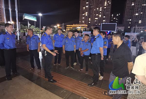 蓝山县城市管理和综合执法局开展城市广场游乐设施占道经营整治行动.jpg 蓝山县城市管理和综合执法局开展城市广场游乐设施占道经营整治行动.jpg