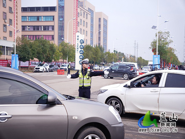 蓝山公安交警全力护航2025第五届永州·蓝山国际皮具箱包博览会.jpg 蓝山公安交警全力护航2025第五届永州·蓝山国际皮具箱包博览会.jpg