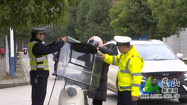 蓝山县公安局交管大队：交通劝导在行动&ensp; &ensp;文明新风入人心.jpg