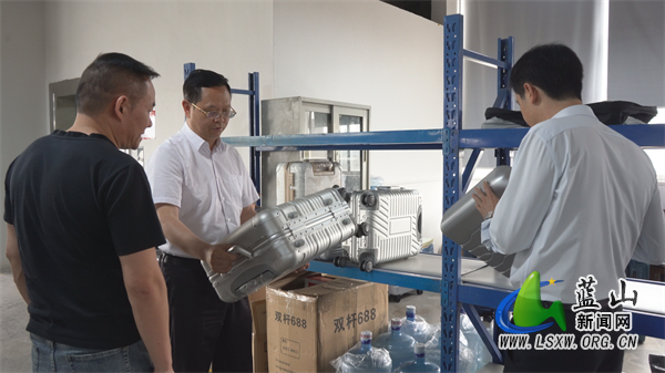 龙向洋：一切围着企业转、企业有事马上办 推动企业敢干敢闯敢投.jpg