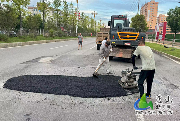 蓝山：持续开展路面修复工作 以“小修补”换取“大民生”.jpg