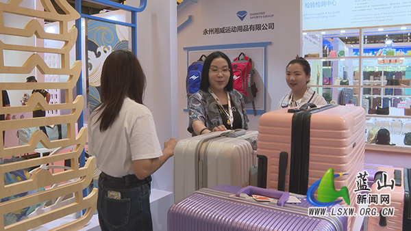 我县皮具箱包亮相上海国际展 政企合力抢滩全球市场2.jpg 我县皮具箱包亮相上海国际展 政企合力抢滩全球市场2.jpg