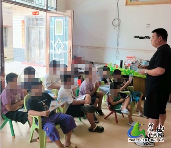 祠堂圩镇栗木村:暑期安全教育进农家 守护少年平安成长.jpg 祠堂圩镇栗木村:暑期安全教育进农家 守护少年平安成长.jpg