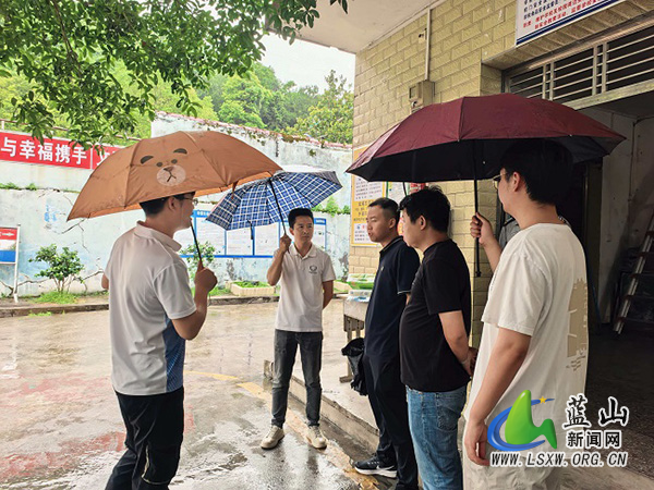 祠堂圩镇开展校园安全专项检查 筑牢师生安全防护网.jpg 祠堂圩镇开展校园安全专项检查 筑牢师生安全防护网.jpg
