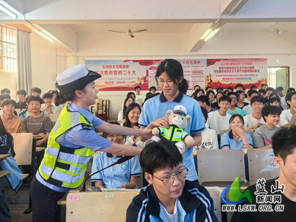 蓝山县公安局交管大队深入开展“警校同行 平安相伴”交通安全宣传教育活动.jpg