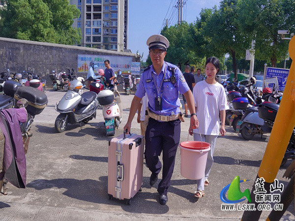 蓝山县公安局交管大队:藏蓝身影护学路,暖心守护平安行.jpg 蓝山县公安局交管大队:藏蓝身影护学路,暖心守护平安行.jpg