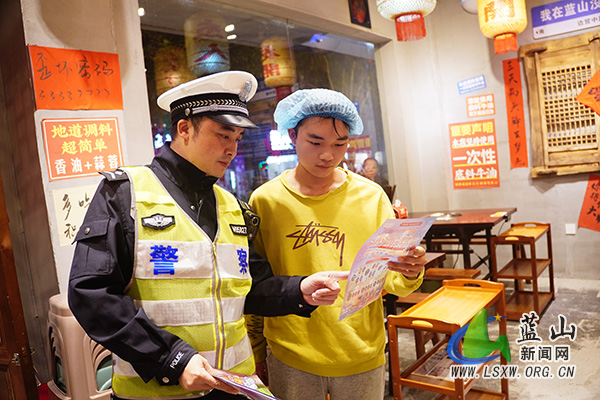 县公安局交管大队：走进餐饮一线 筑牢“反酒驾”防线.jpg