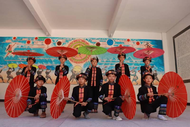 蓝山县汇源中心小学瑶族伞舞瑶族长鼓舞瑶族乐器