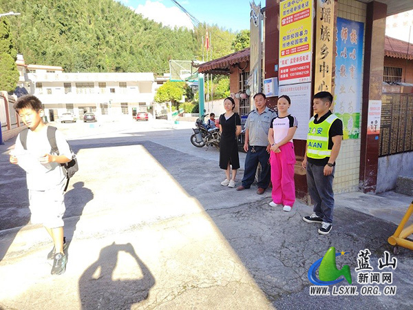 汇源瑶族乡工作人员与学校老师携手开展交通安全劝导.jpg