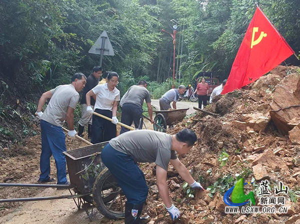 汇源瑶族乡:汛期山体滑坡阻通行 监督护航火速清障保畅通.jpg 汇源瑶族乡:汛期山体滑坡阻通行 监督护航火速清障保畅通.jpg