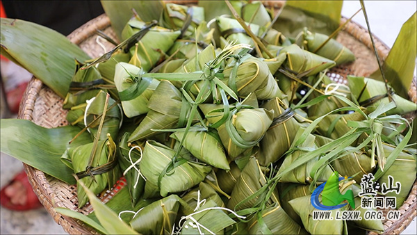 汇源瑶族乡:瑶寨粽香庆中秋 同心聚力惠群众1.jpg 汇源瑶族乡:瑶寨粽香庆中秋 同心聚力惠群众1.jpg
