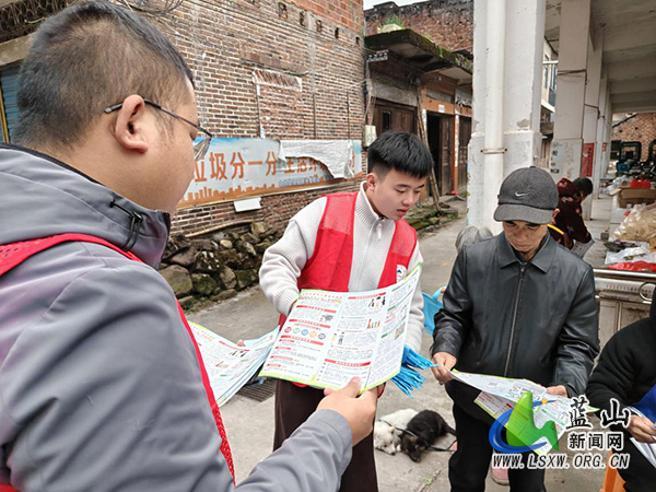 浆洞瑶族乡:“赶集宣传”聚人气 政策知识入民心.jpg 浆洞瑶族乡:“赶集宣传”聚人气 政策知识入民心.jpg
