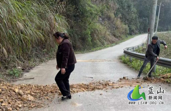 浆洞瑶族乡：雨天落石阻道路 村干部快速清理保民安.jpg